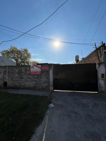 Deposito amplio, ubicado en Lamadrid 2448 Lomas de Zamora