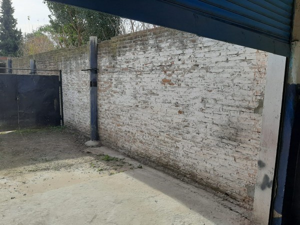 Deposito amplio, ubicado en Lamadrid 2448 Lomas de Zamora