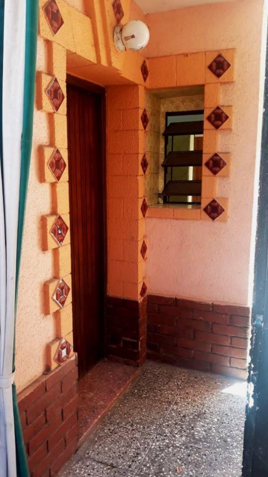 Gran casa 5 amb con patio, parrilla y cochera. Ubicada en Gobernador Arias 1271, Longchamps