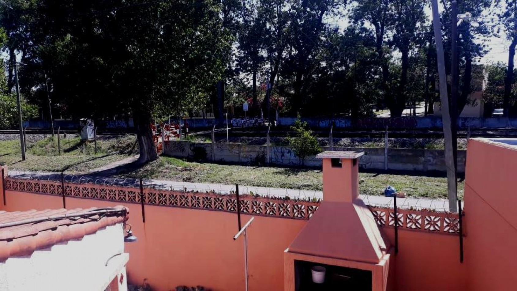 Gran casa 5 amb con patio, parrilla y cochera. Ubicada en Gobernador Arias 1271, Longchamps