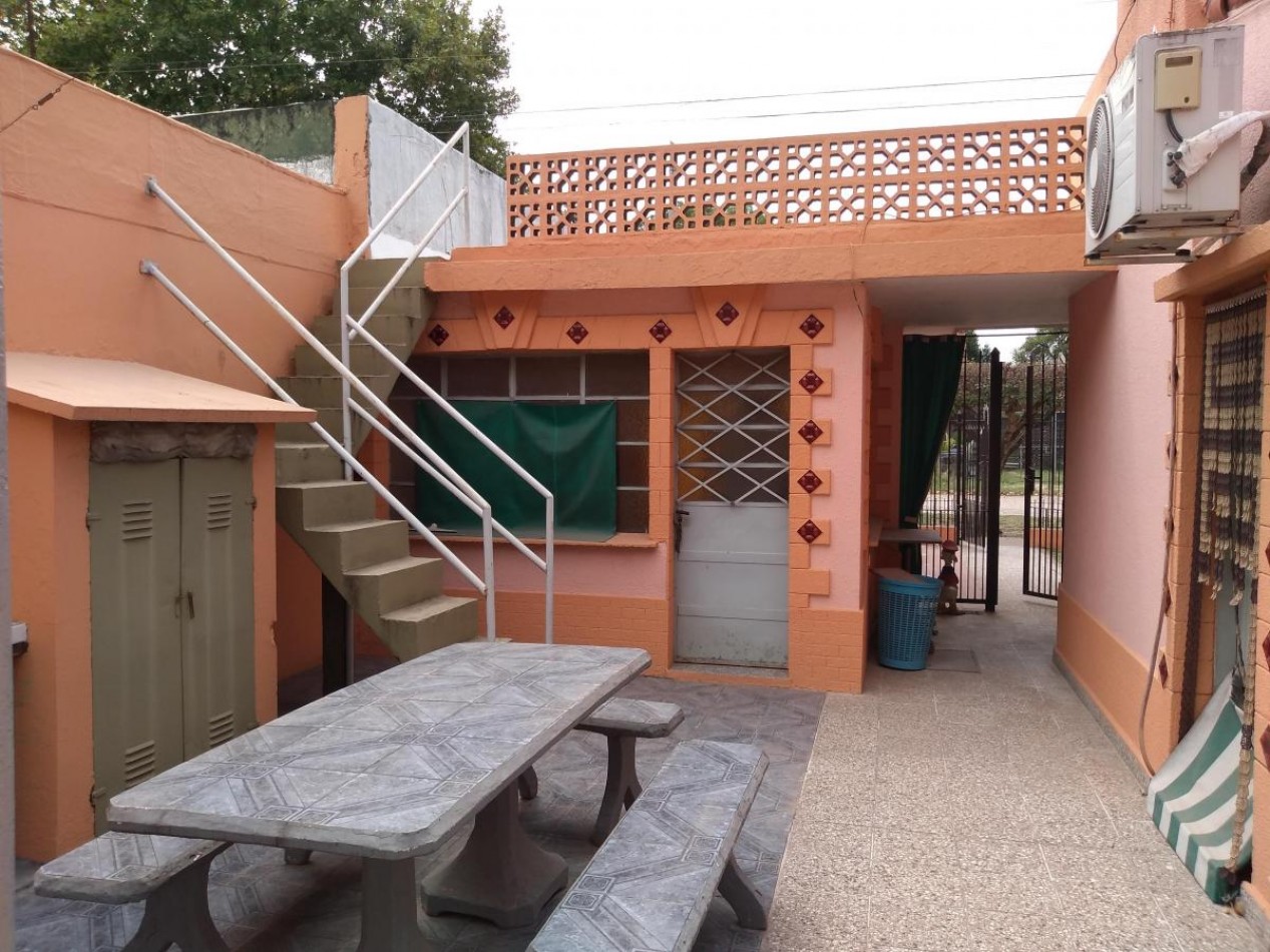 Gran casa 5 amb con patio, parrilla y cochera. Ubicada en Gobernador Arias 1271, Longchamps