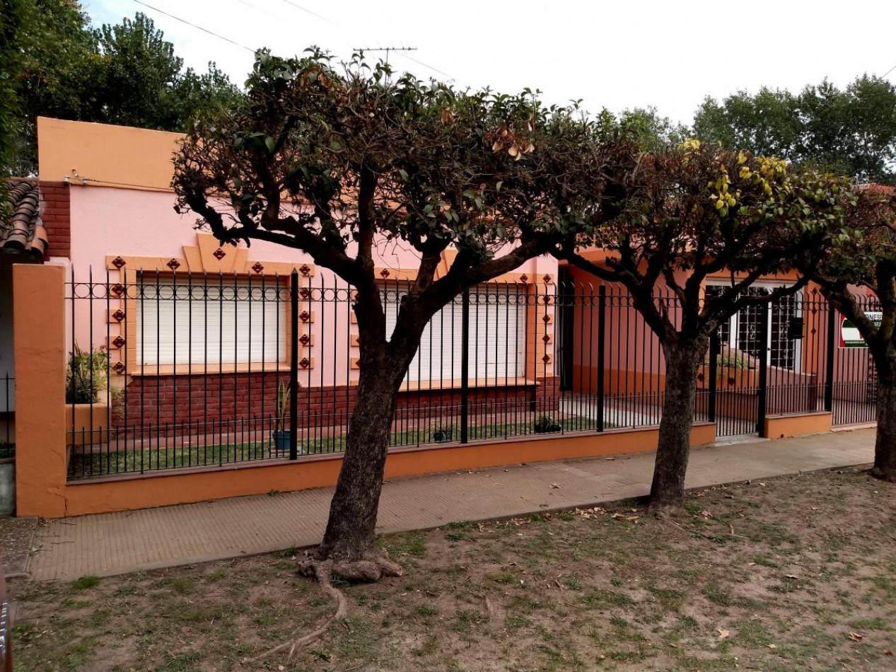 Gran casa 5 amb con patio, parrilla y cochera. Ubicada en Gobernador Arias 1271, Longchamps