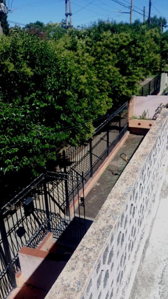 Gran casa 5 amb con patio, parrilla y cochera. Ubicada en Gobernador Arias 1271, Longchamps
