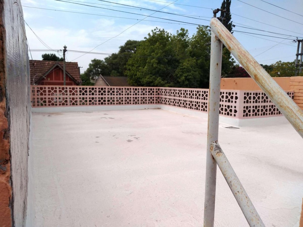 Gran casa 5 amb con patio, parrilla y cochera. Ubicada en Gobernador Arias 1271, Longchamps