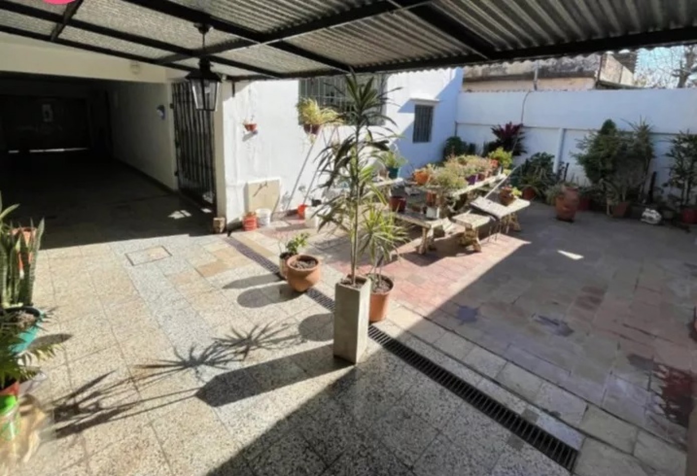 Espectacular casa estilo chalet con departamento y comercio independiente, ubicado en Nuestras Malvinas 1755, Monte Grande