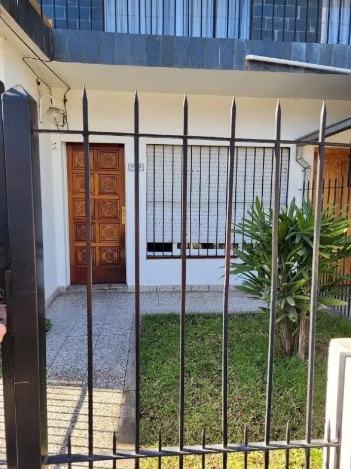 Espectacular casa estilo chalet con departamento y comercio independiente, ubicado en Nuestras Malvinas 1755, Monte Grande