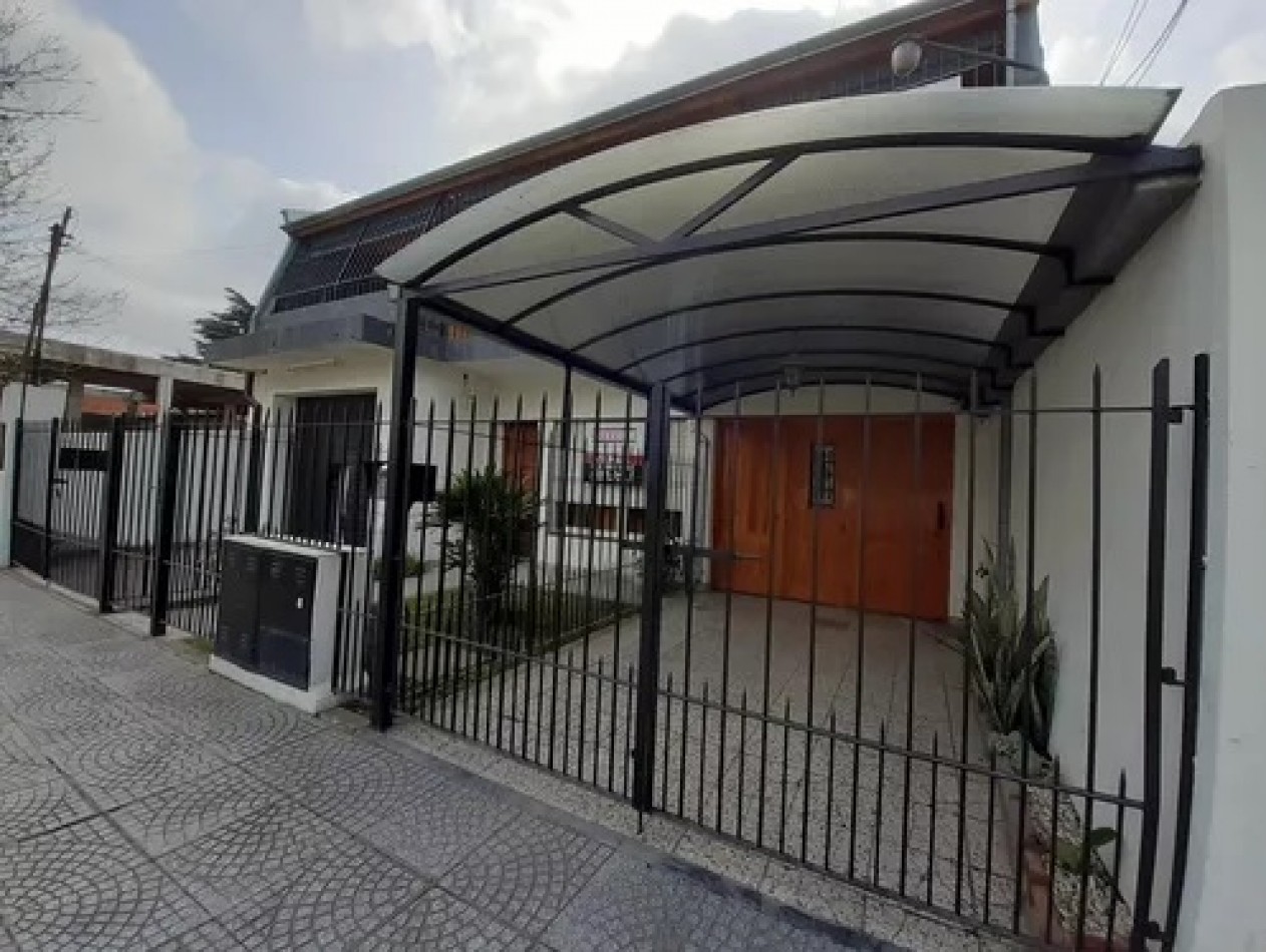 Espectacular casa estilo chalet con departamento y comercio independiente, ubicado en Nuestras Malvinas 1755, Monte Grande