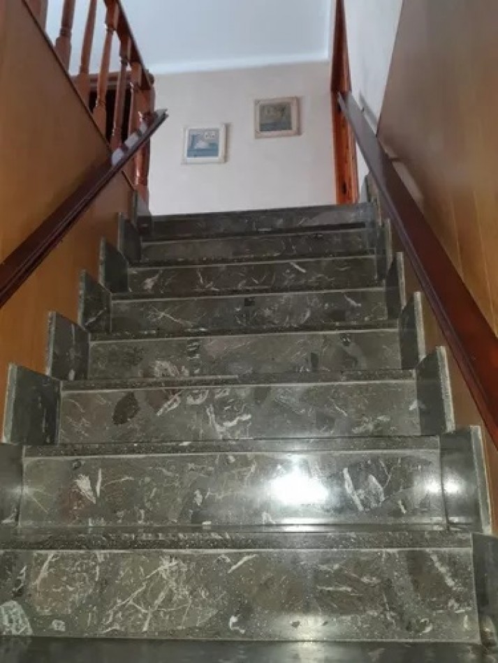 Espectacular casa estilo chalet con departamento y comercio independiente, ubicado en Nuestras Malvinas 1755, Monte Grande
