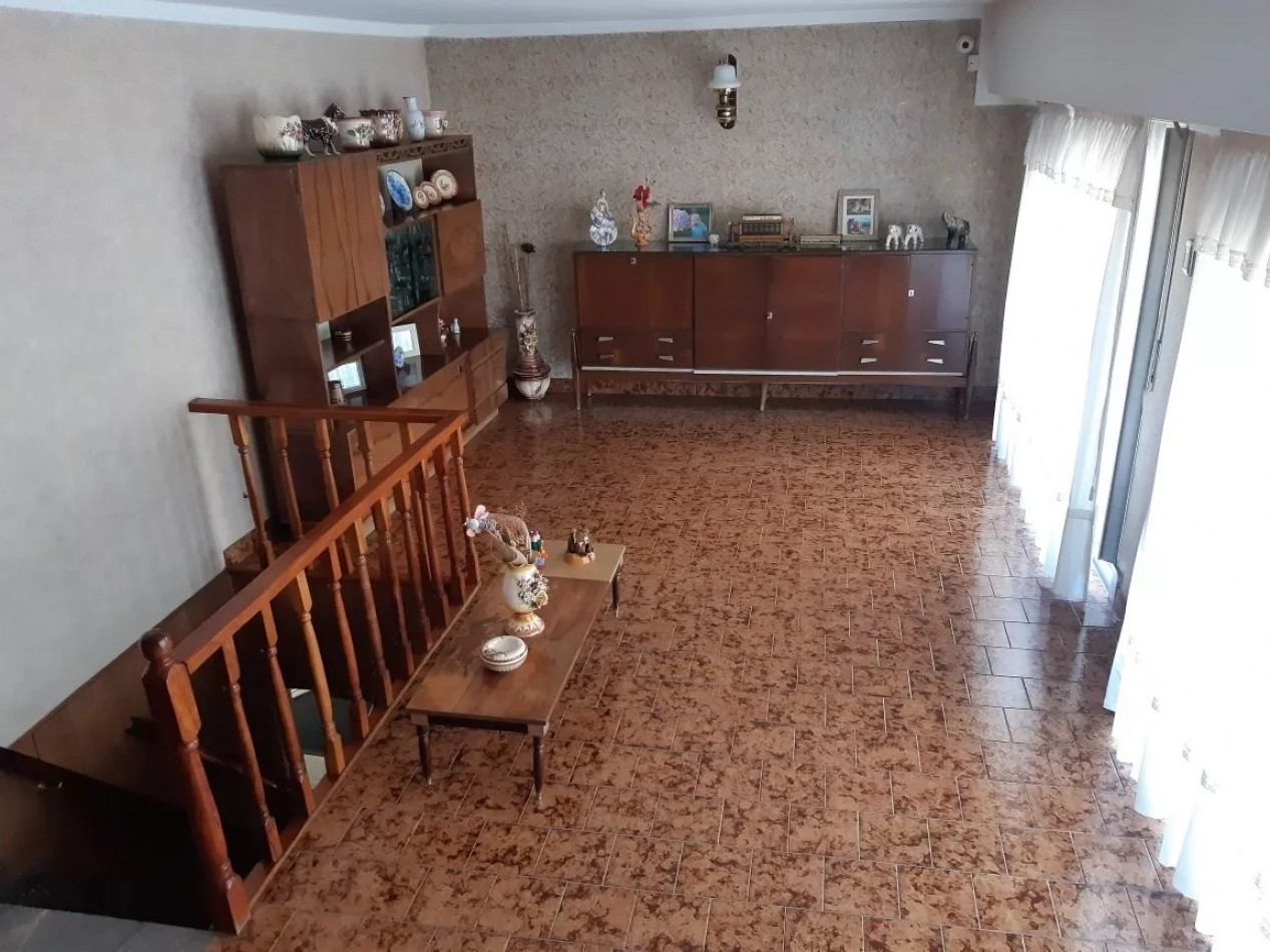 Espectacular casa estilo chalet con departamento y comercio independiente, ubicado en Nuestras Malvinas 1755, Monte Grande