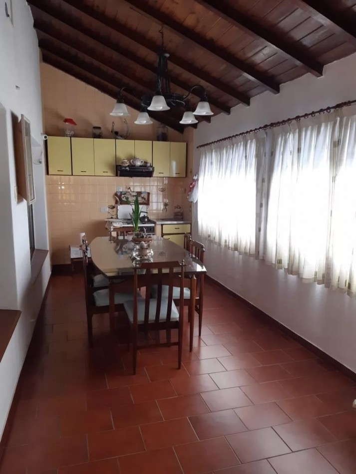 Espectacular casa estilo chalet con departamento y comercio independiente, ubicado en Nuestras Malvinas 1755, Monte Grande