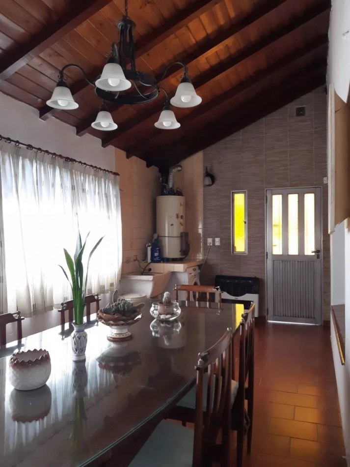 Espectacular casa estilo chalet con departamento y comercio independiente, ubicado en Nuestras Malvinas 1755, Monte Grande