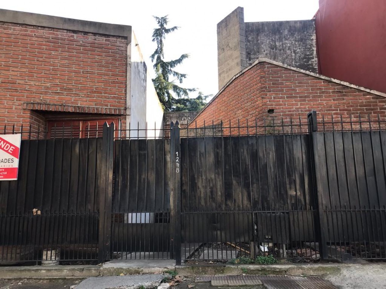Excelente Casa con importante parque VENTA, ubicado en Cerrito al 1200, Lomas de Zamora