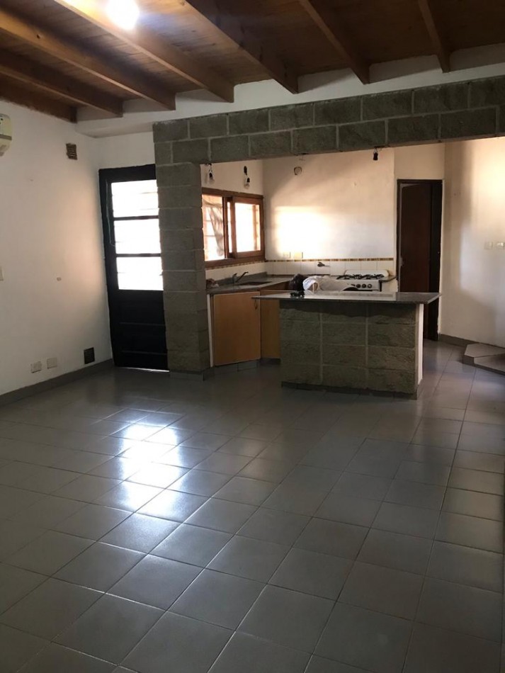 Excelente Casa con importante parque VENTA, ubicado en Cerrito al 1200, Lomas de Zamora