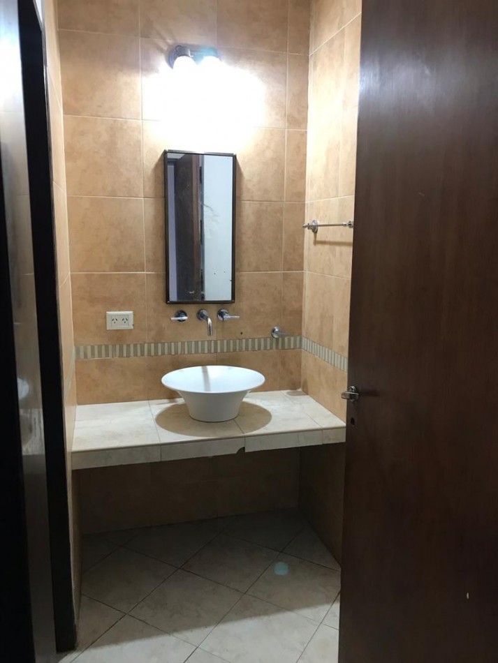 Excelente Casa con importante parque VENTA, ubicado en Cerrito al 1200, Lomas de Zamora