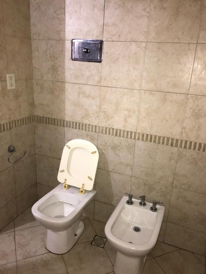Excelente Casa con importante parque VENTA, ubicado en Cerrito al 1200, Lomas de Zamora