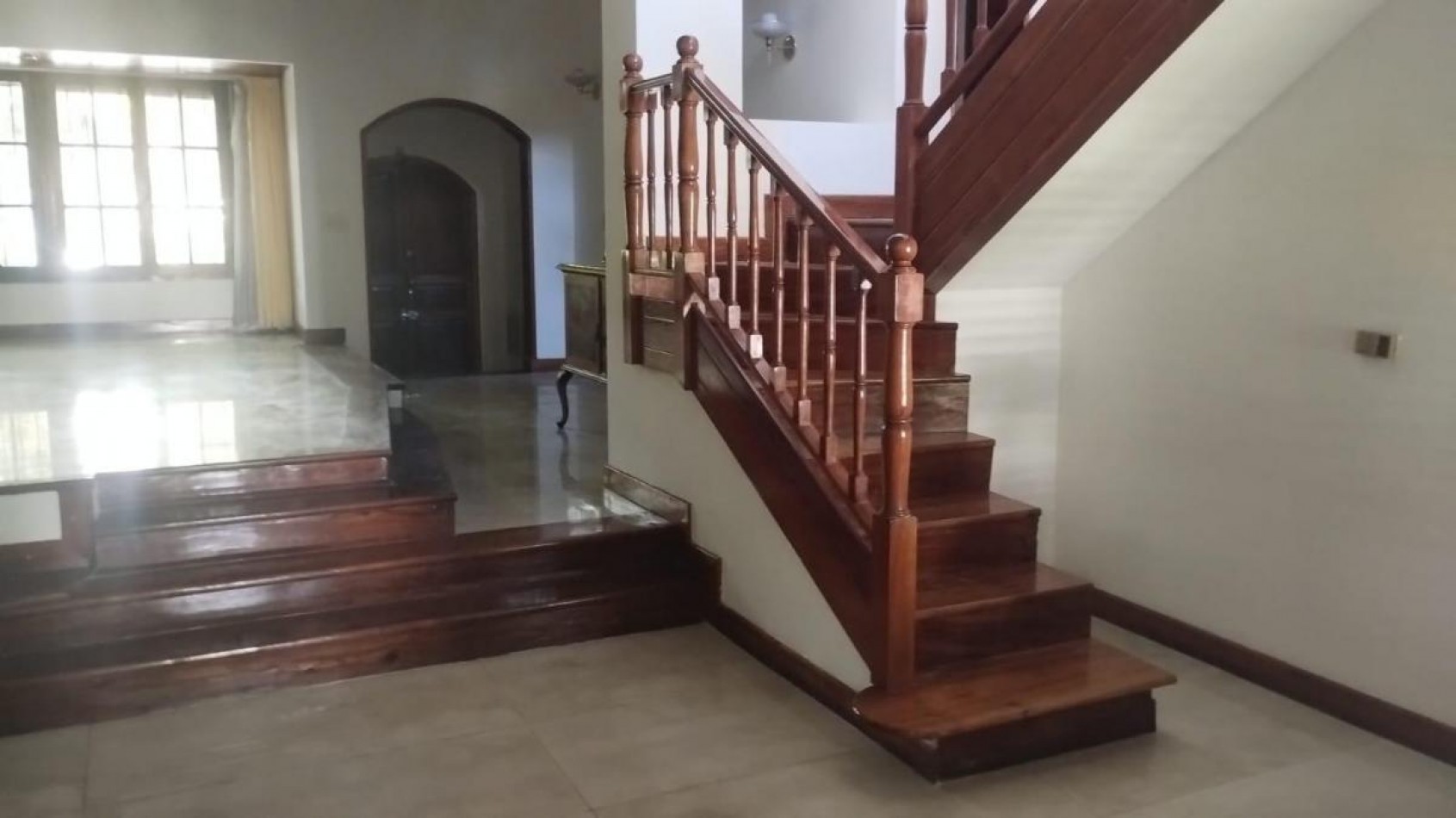 Chalet 6 amb con parque, pileta y garage, ubicado en Acevedo 1300 Banfield