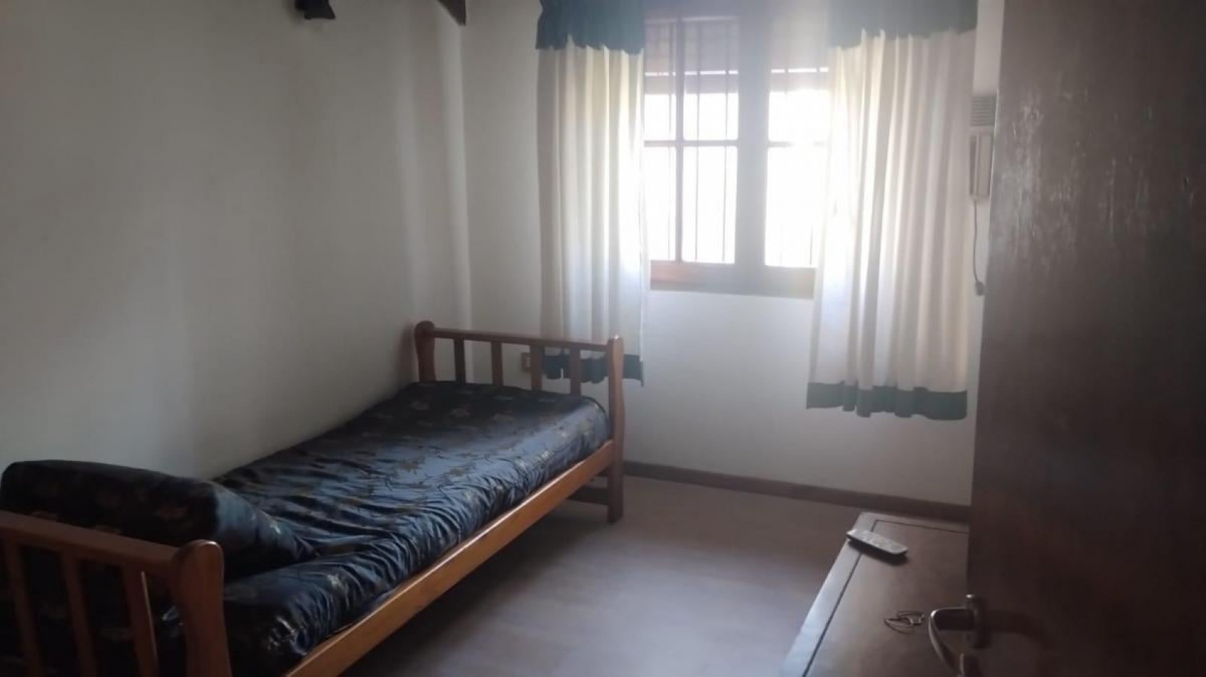 Chalet 6 amb con parque, pileta y garage, ubicado en Acevedo 1300 Banfield