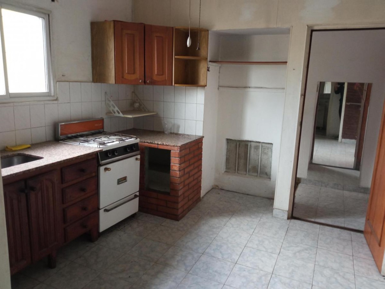 Dpto al frente t/casa 5 amb con garage ubicado en 2 De Mayo 4300, Remedios de Escalada