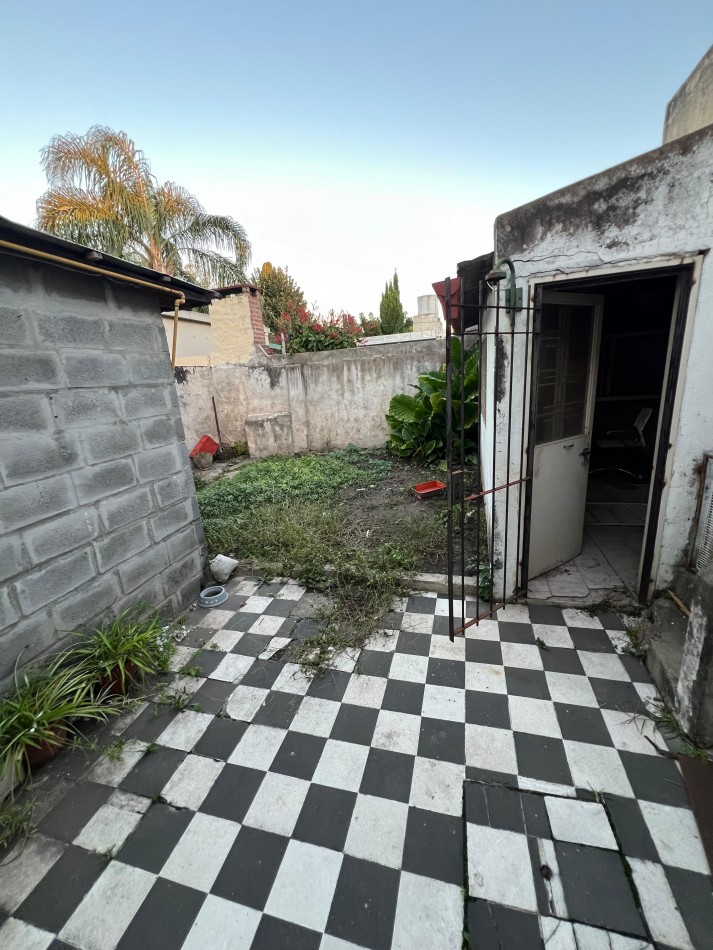 Casa 4 amb con cochera y patio, ubicada en Cangallo 1421 Temperley