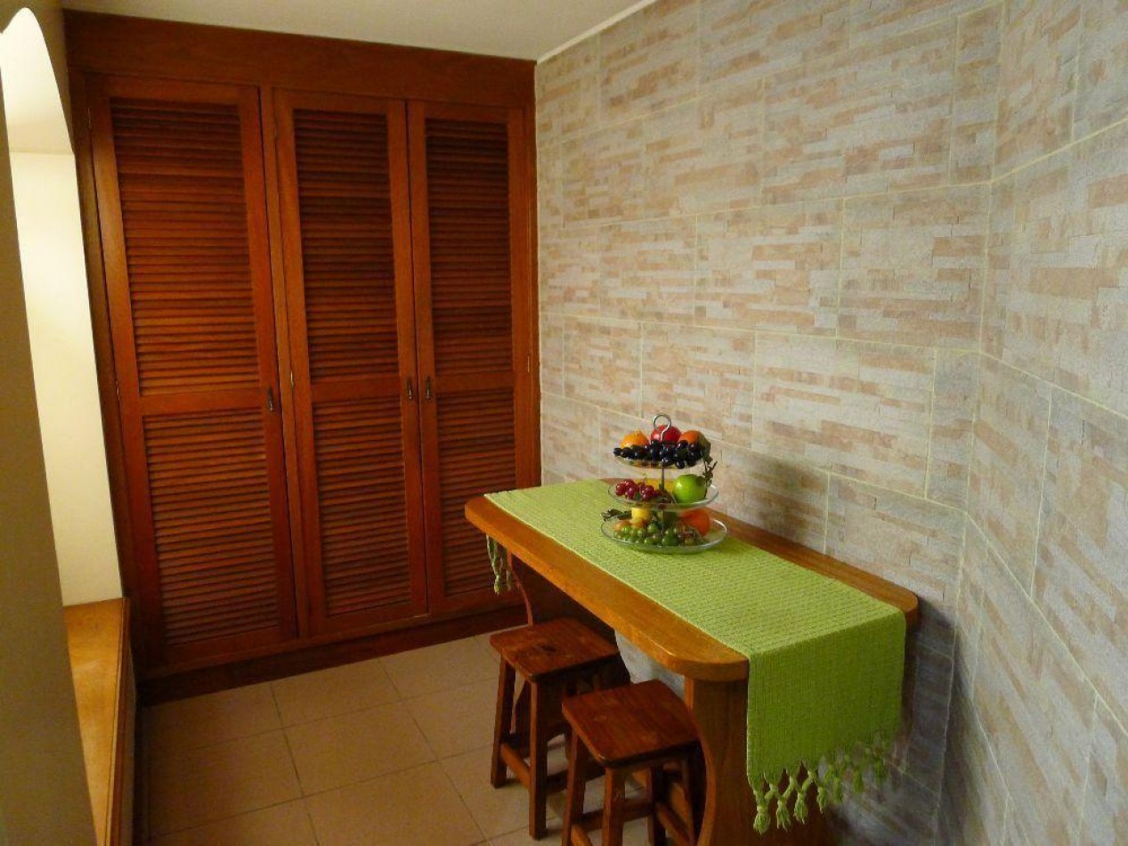 Casa con detalles de categoria 4 ambientes con cochera, parque y quincho. Ubicada en Guemes 1045, Temperley