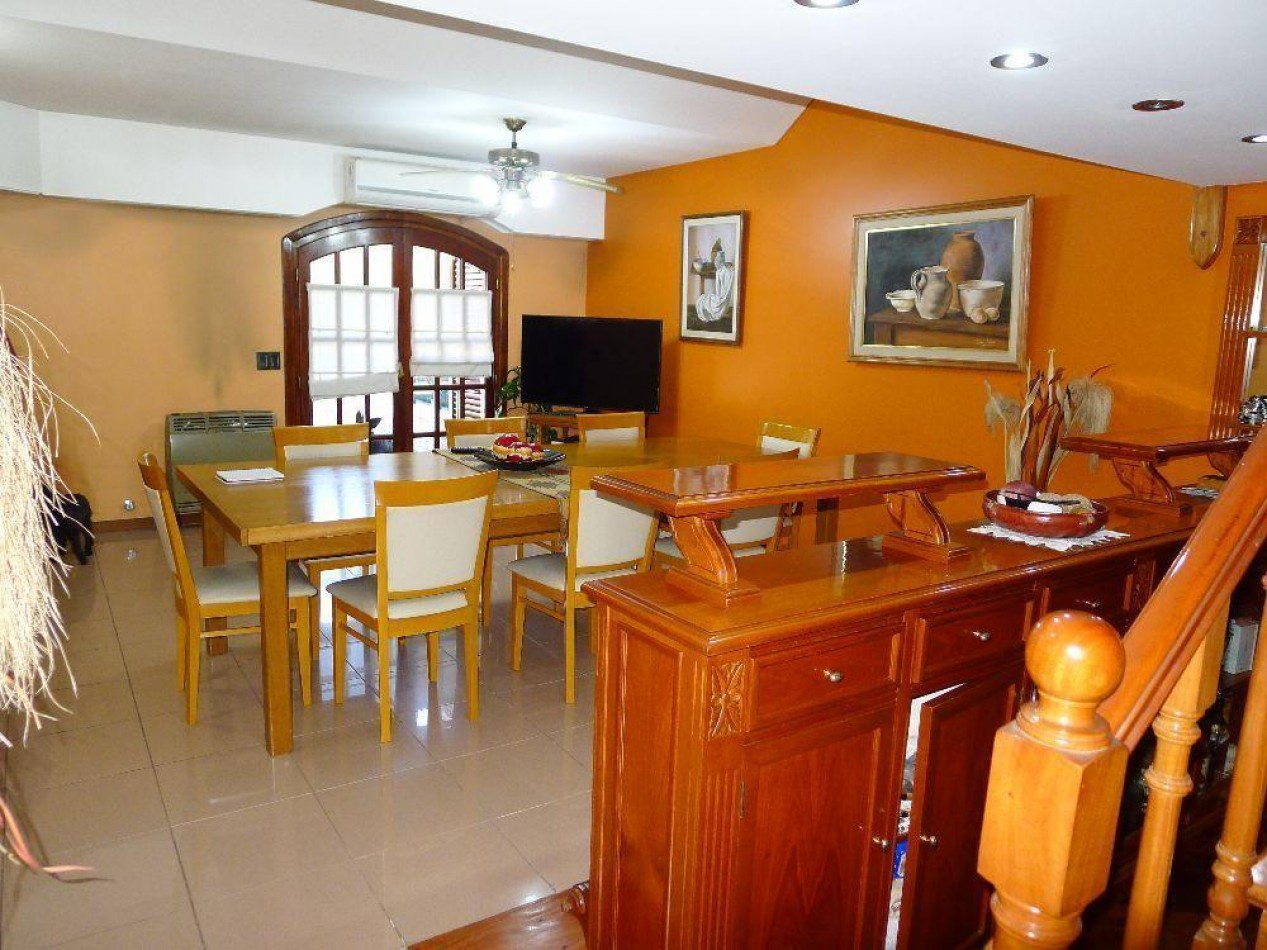 Casa con detalles de categoria 4 ambientes con cochera, parque y quincho. Ubicada en Guemes 1045, Temperley