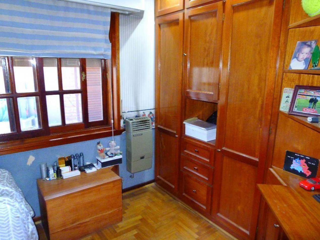 Casa con detalles de categoria 4 ambientes con cochera, parque y quincho. Ubicada en Guemes 1045, Temperley