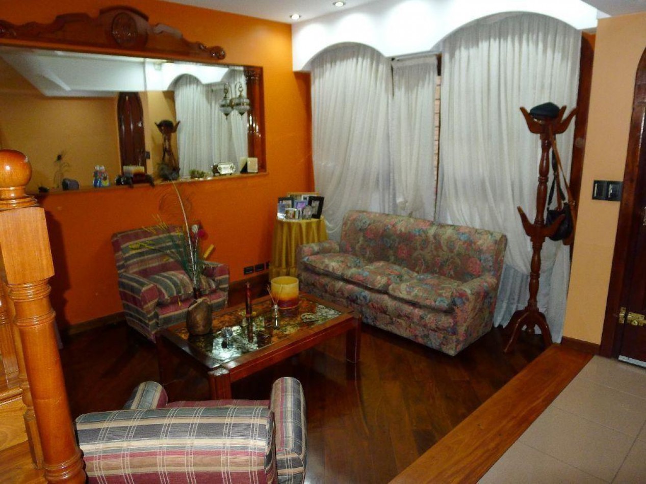 Casa con detalles de categoria 4 ambientes con cochera, parque y quincho. Ubicada en Guemes 1045, Temperley