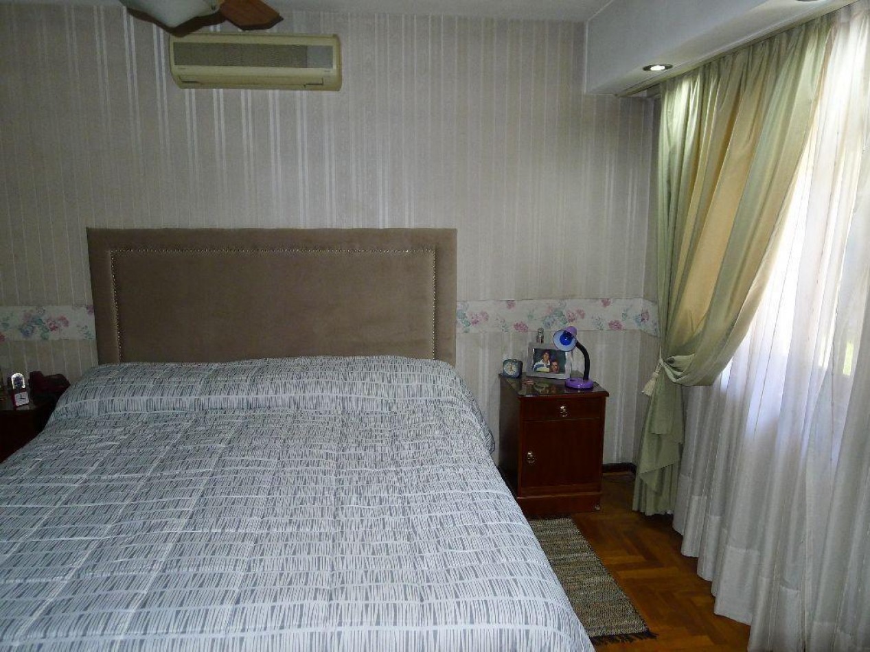Casa con detalles de categoria 4 ambientes con cochera, parque y quincho. Ubicada en Guemes 1045, Temperley