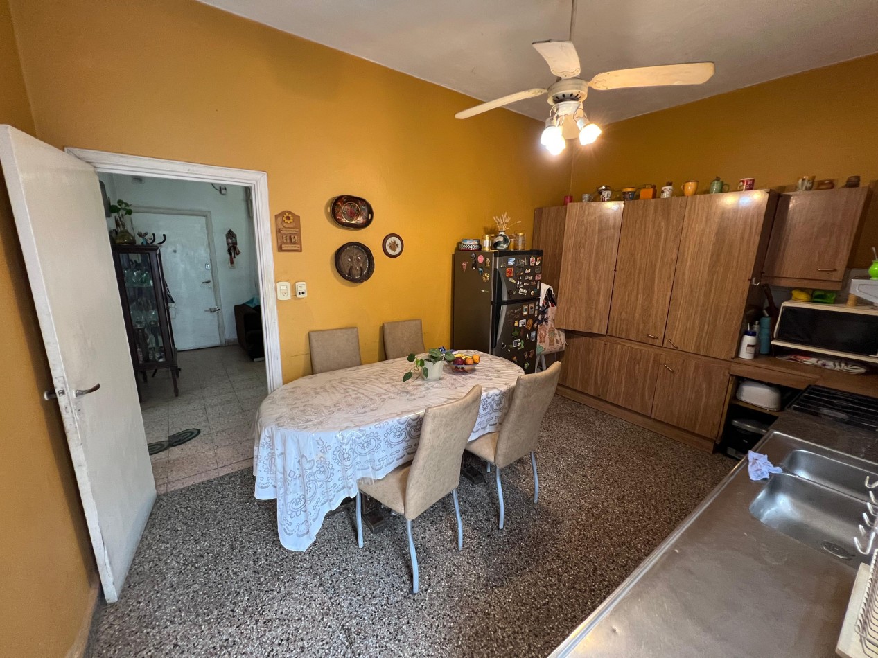 Casa 4 amb con cochera, patio y terraza. Ubicada en Riobamba 900 Temperley