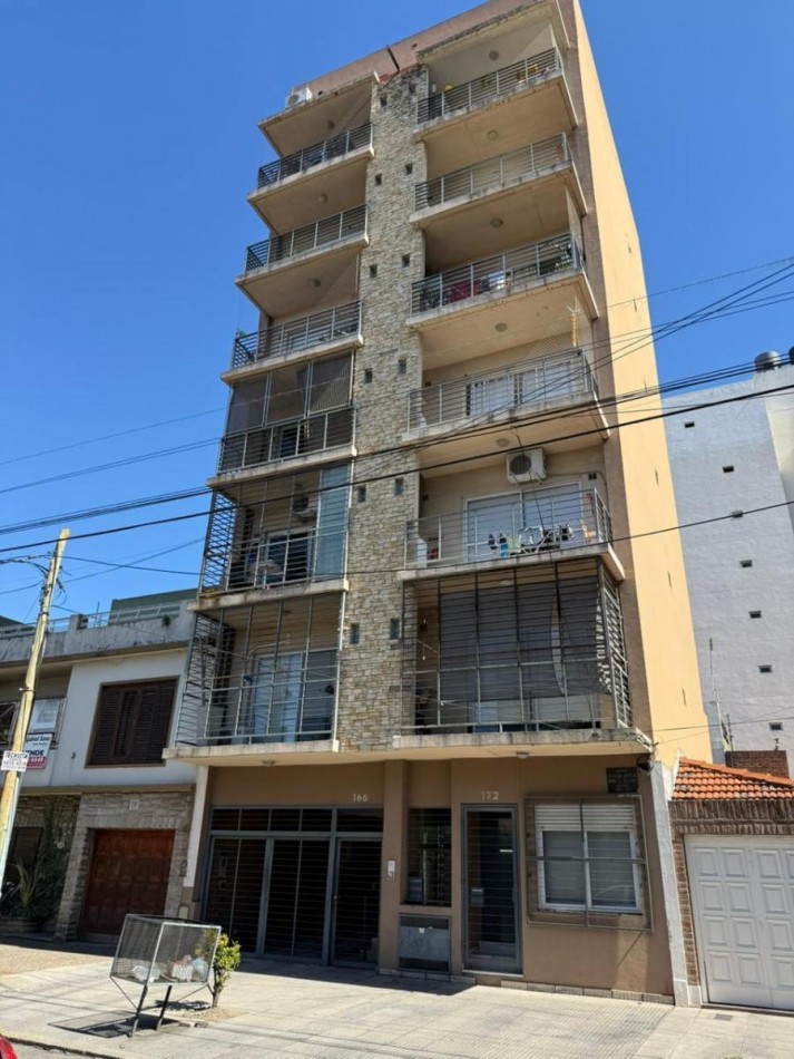 Dpto 2 amb con balcon al frente. Semi piso de poca antiguedad. Excelente ubicacion: Maspero 166, Remedios de Escalada