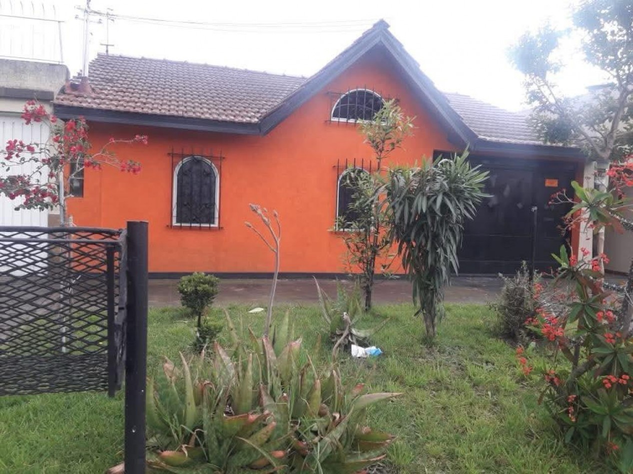 Gran chalet de 4 Ambientes con Patio mas Dpto con entrada indep. Ubicado en J. Pereyra Lucena 2049, Lomas de Zamora