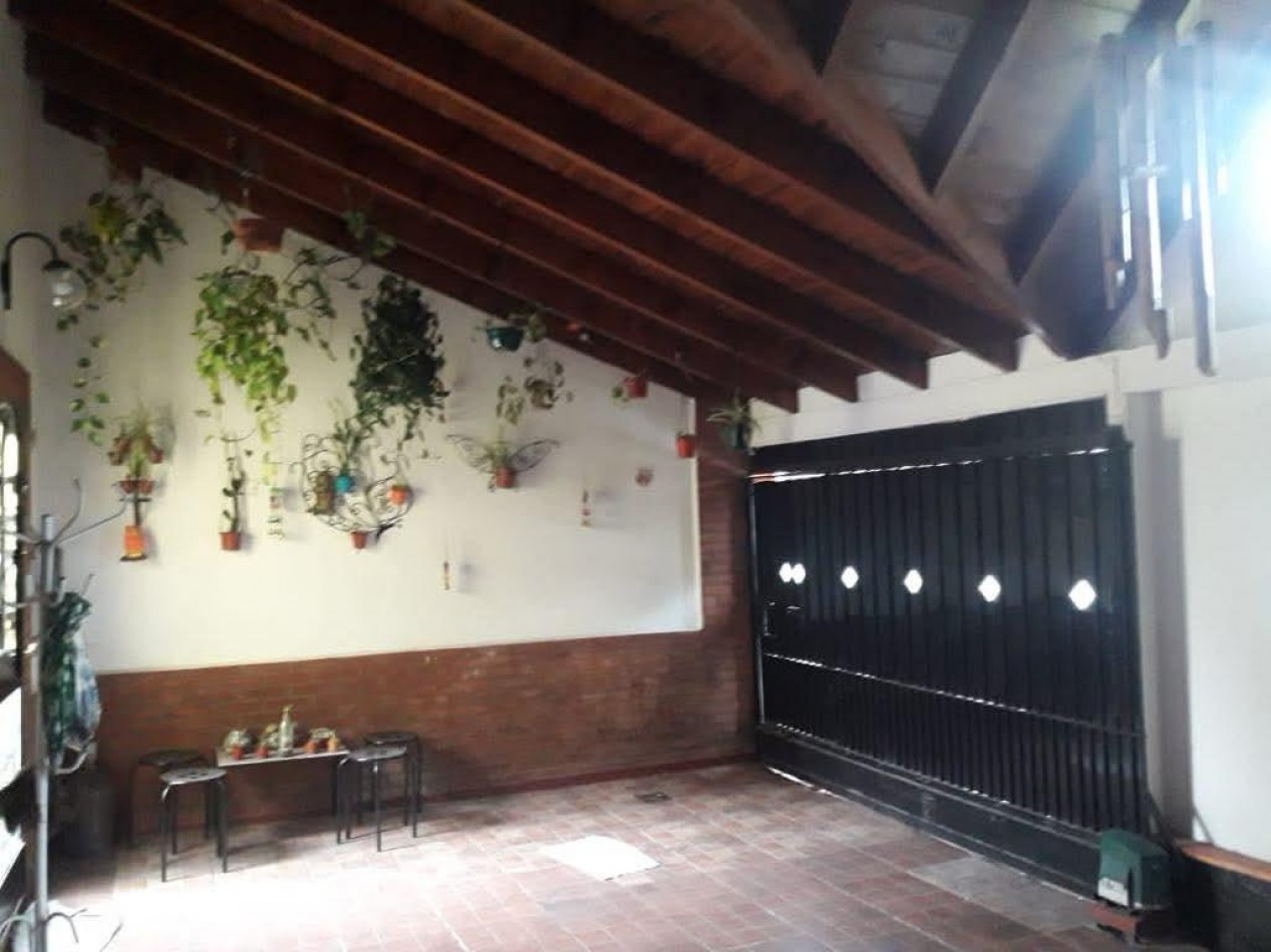 Gran chalet de 4 Ambientes con Patio mas Dpto con entrada indep. Ubicado en J. Pereyra Lucena 2049, Lomas de Zamora