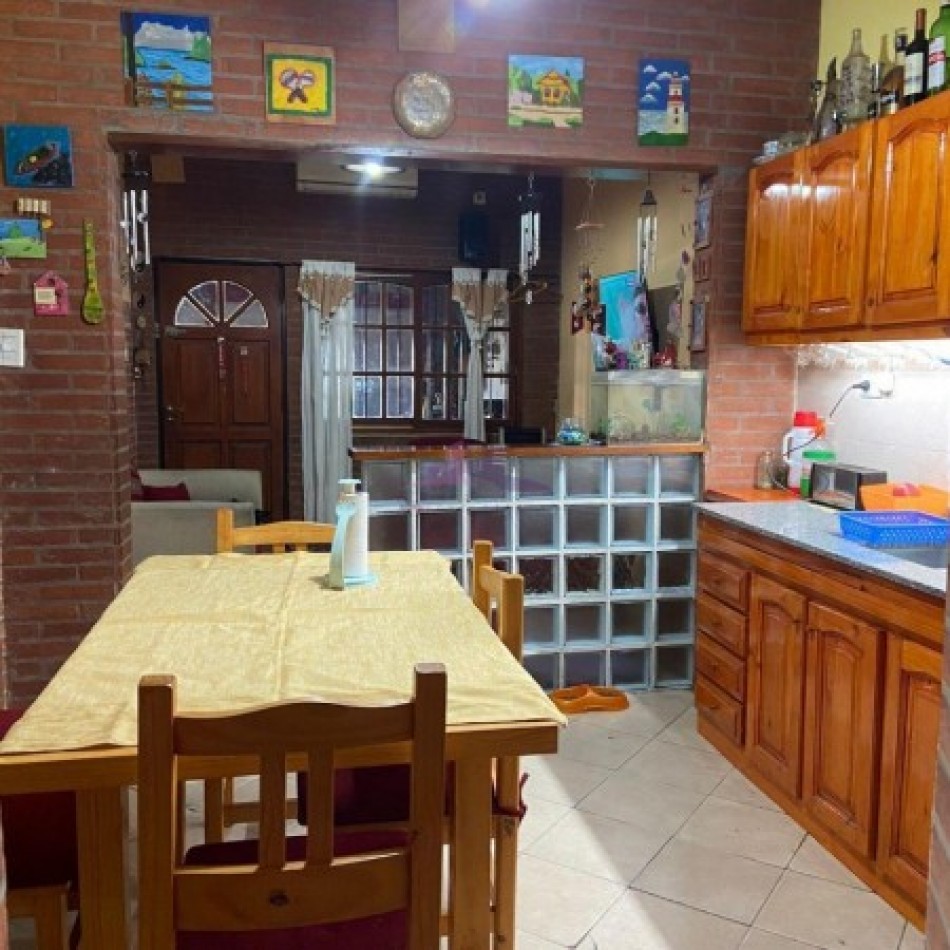 Gran chalet de 4 Ambientes con Patio mas Dpto con entrada indep. Ubicado en J. Pereyra Lucena 2049, Lomas de Zamora