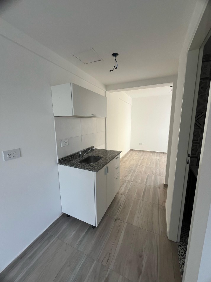 Dpto amb y medio a estrenar al frente con balcon  en 1er piso. Ubicado en Gorriti 717, L de Zamora