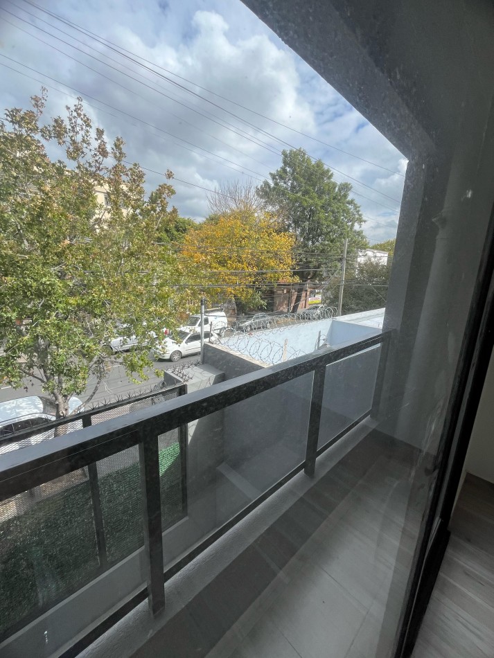 Dpto amb y medio a estrenar al frente con balcon  en 1er piso. Ubicado en Gorriti 717, L de Zamora