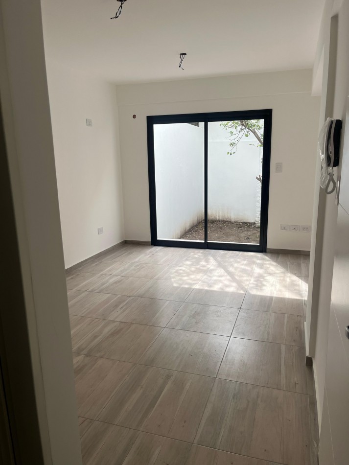 Dpto amb y medio pb a estrenar, fondo con patio y cochera. Ubicado en Gorriti 717, Lomas de Zamora
