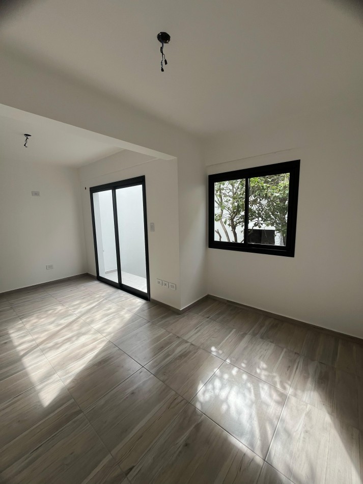 Dpto amb y medio pb a estrenar, fondo con patio y cochera. Ubicado en Gorriti 717, Lomas de Zamora