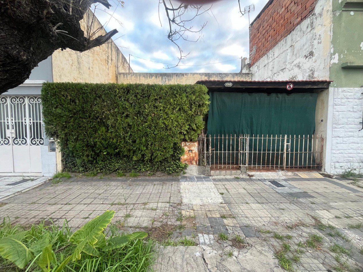 Casa 3 amb grandes APTO CRED c/cochera, jardin y patio ubicada en Warnes 1488, Lanus Oeste 