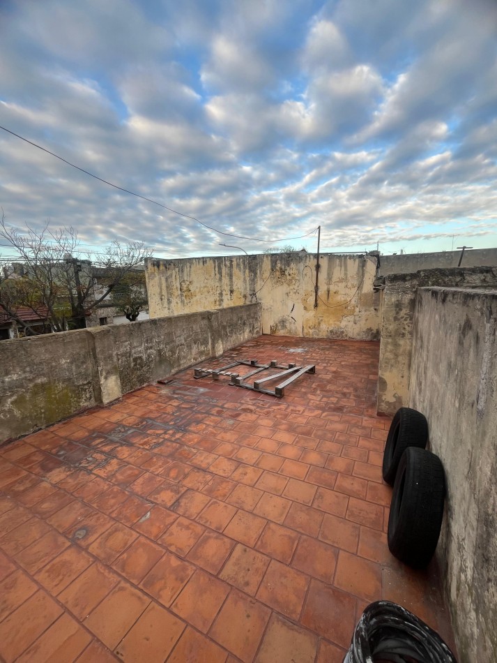 Casa 3 amb grandes APTO CRED c/cochera, jardin y patio ubicada en Warnes 1488, Lanus Oeste 