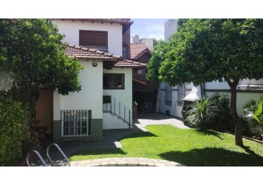 Chalet 6 amb con parque, pileta y garage, ubicado en Acevedo 1300 Banfield