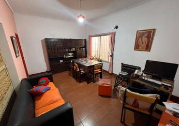Dpto t/casa ph 3 amb al frente con dos locales, ubicado en Roma 4332, Banfield
