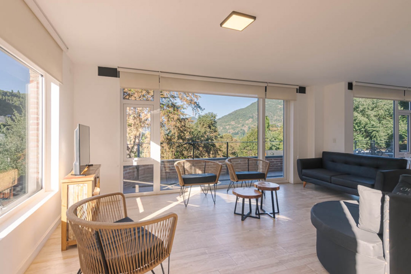 Exclusivo departamento amoblado con vista a la montaña