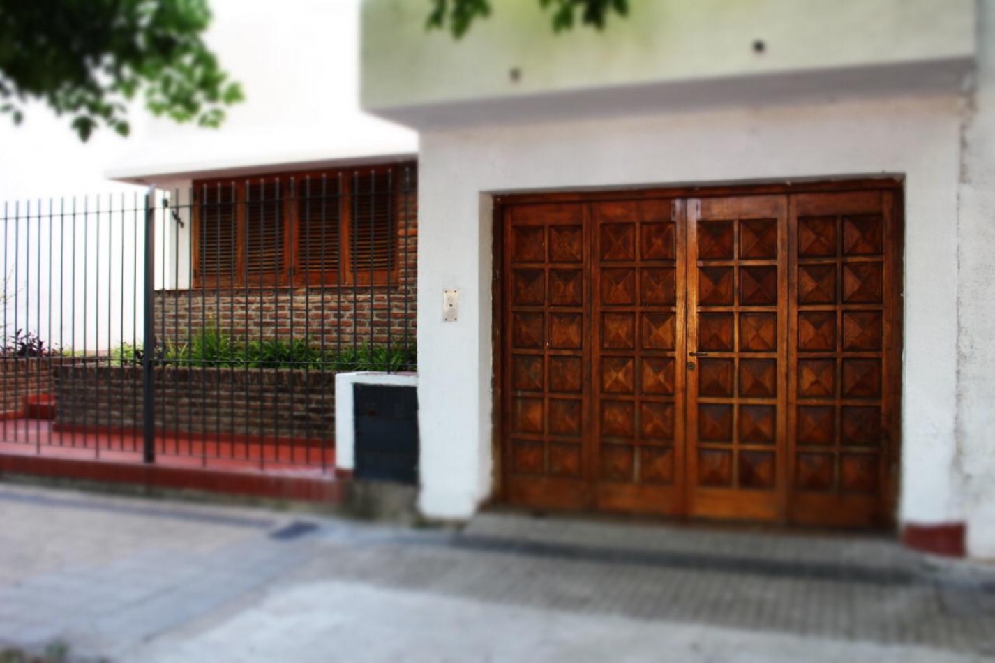 Casa con quincho y pileta - La Plata