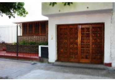 Casa con quincho y pileta - La Plata