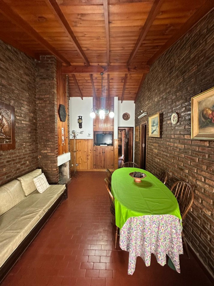   CASA CHALET  EN VENTA EN ZONA CENTRO VILLA GESELL