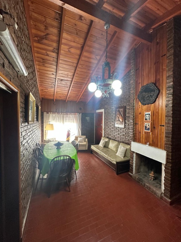   CASA CHALET  EN VENTA EN ZONA CENTRO VILLA GESELL