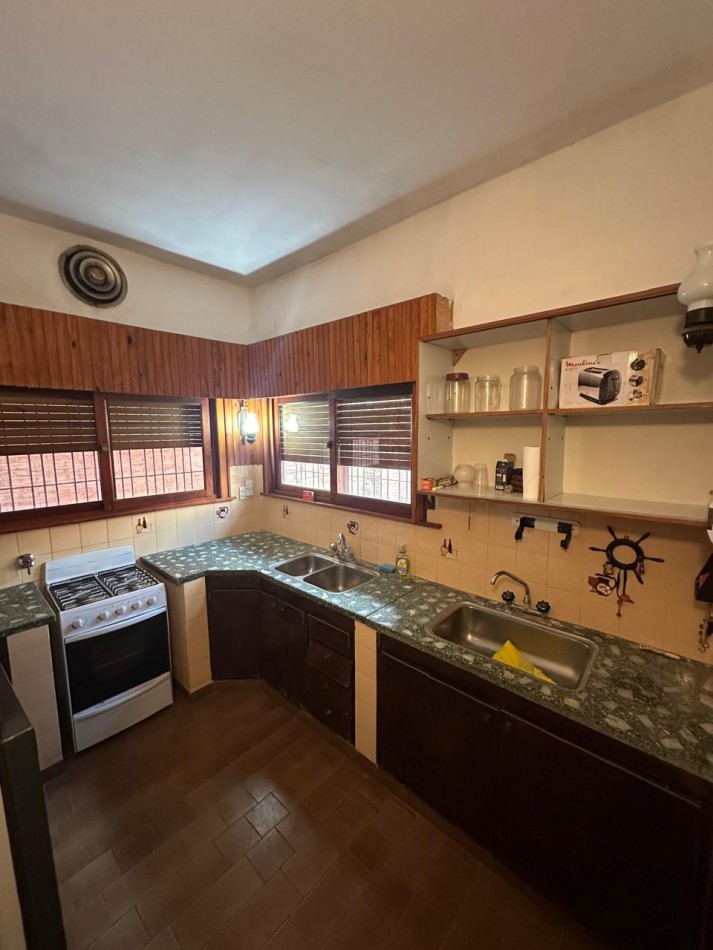   CASA CHALET  EN VENTA EN ZONA CENTRO VILLA GESELL