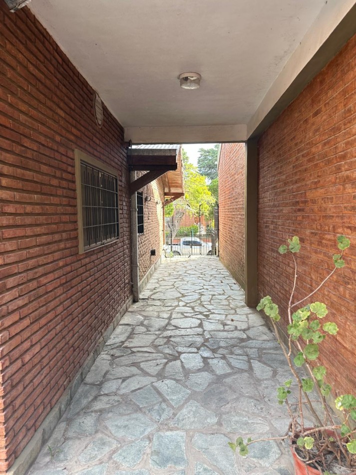   CASA CHALET  EN VENTA EN ZONA CENTRO VILLA GESELL