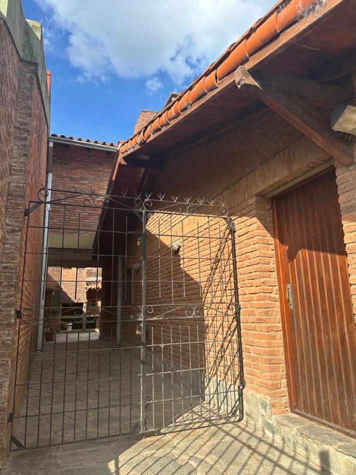   CASA CHALET  EN VENTA EN ZONA CENTRO VILLA GESELL