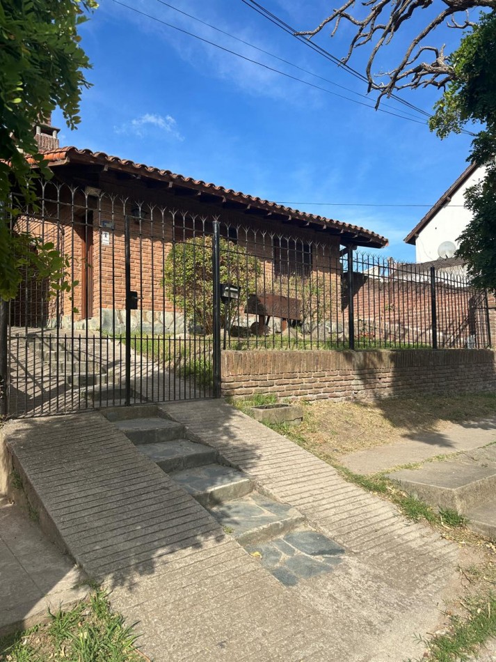   CASA CHALET  EN VENTA EN ZONA CENTRO VILLA GESELL